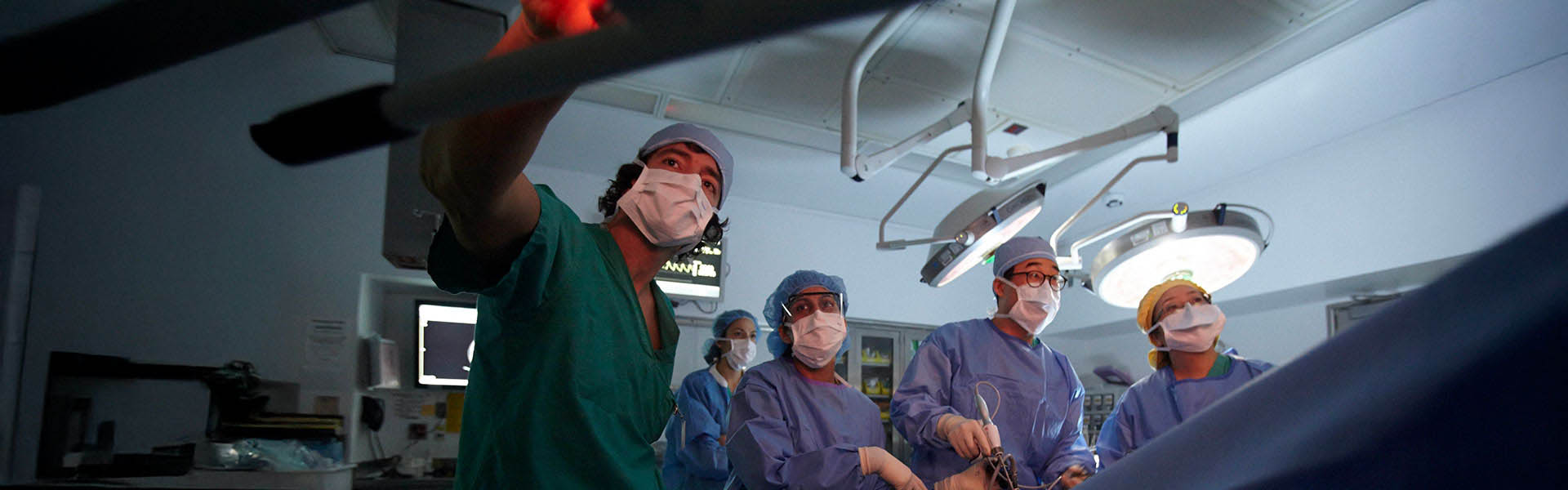 doctors in operation