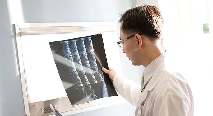  Image of Dr. Samuel Cho reviewing spinal X-rays