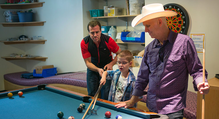 Garth Brooks play pool with patient