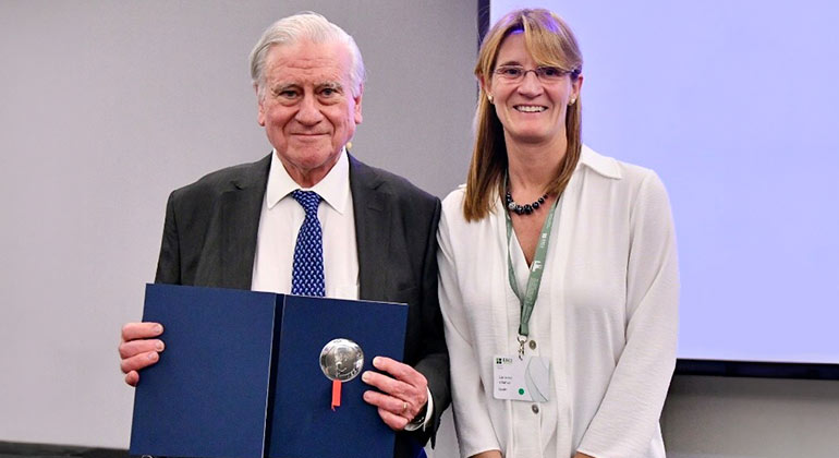 Image of Valentin Fuster receiving award