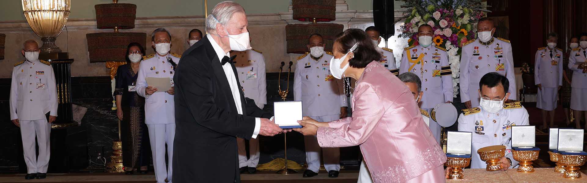 Image of Dr Fuster receiving award