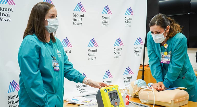 nurse practicing CPR