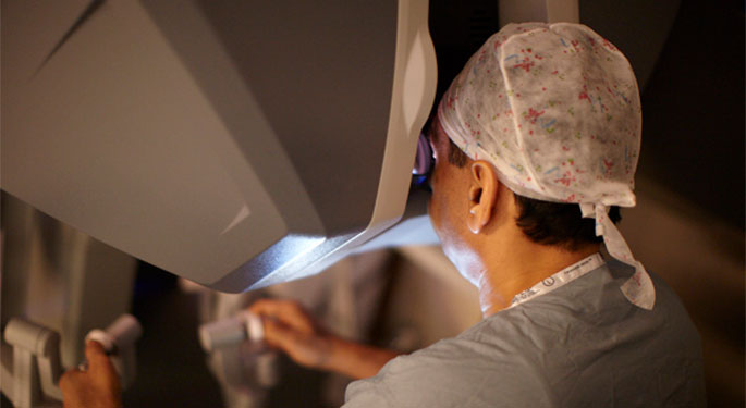 Image close up of Doctor using the da Vinci surgical robot