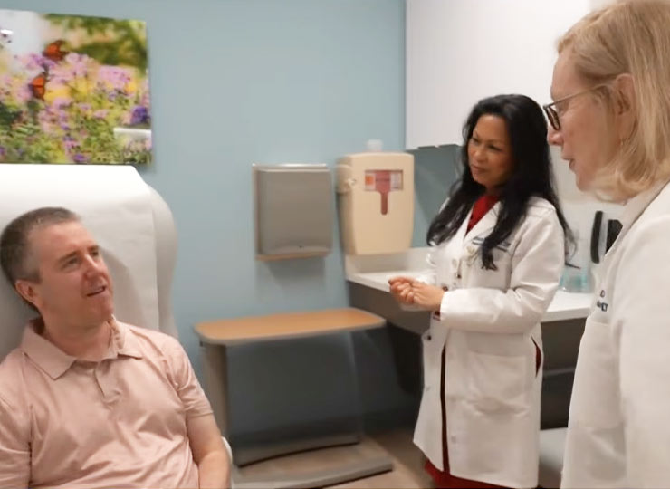 Photo of doctors talking to patient 
