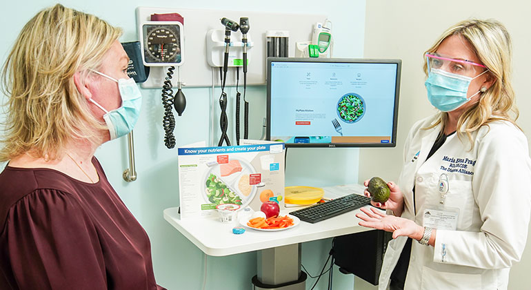 nutritionist speaking with patient