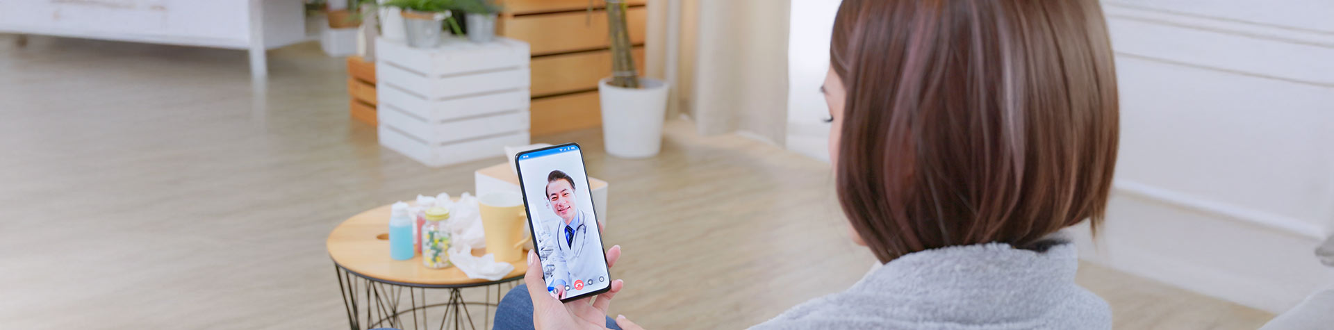 lady using for mobile phone to access virtual urgent care