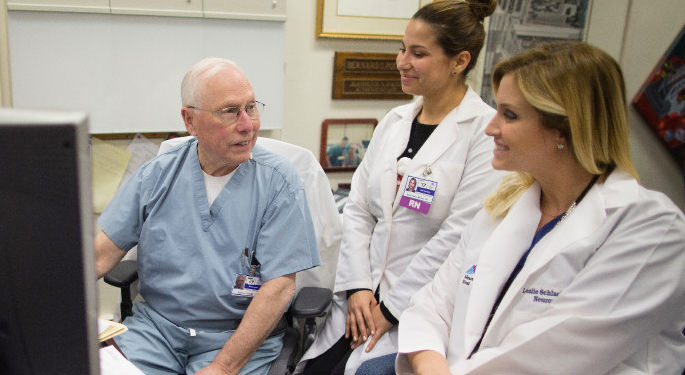 image of Dr. Post reviewing discussing patient treatment with Dr. Schlacter and nurse
